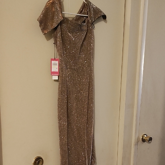 Elegant Glittering Evening Dress - Picture 5 of 9